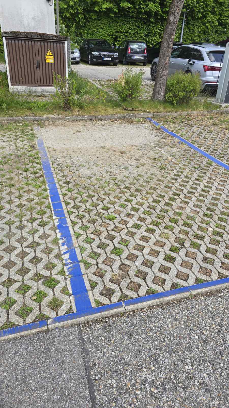 Instandsetzung von Stellplätzen und Pflasterflächen.